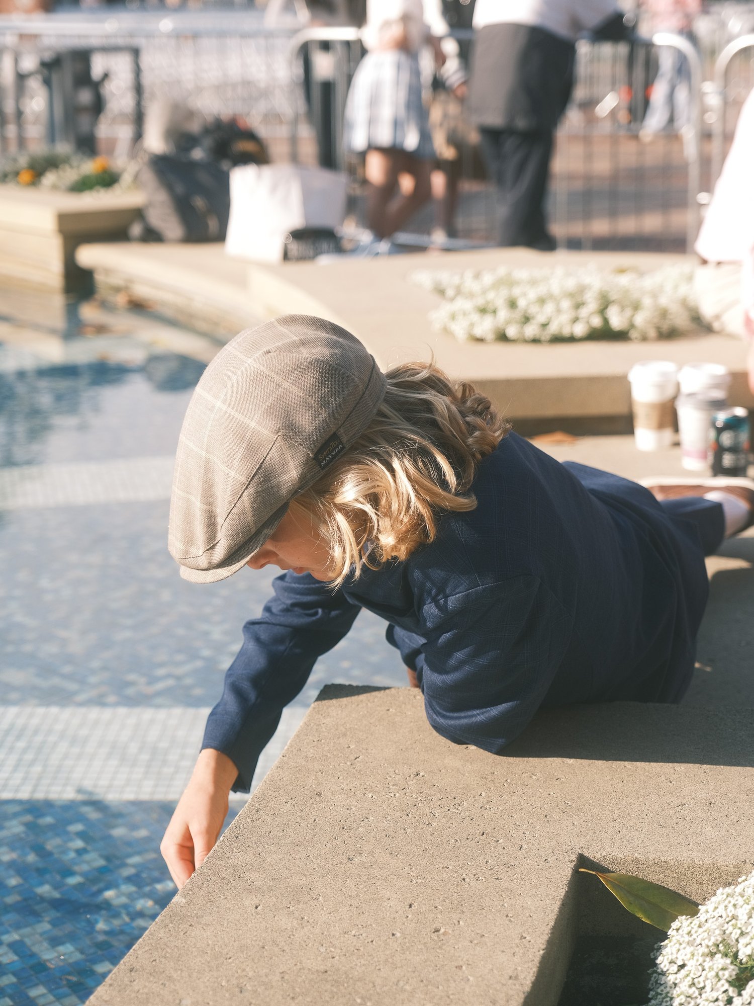 Capture the moment of sunshine floating on the boy. Shot on May, 2022.